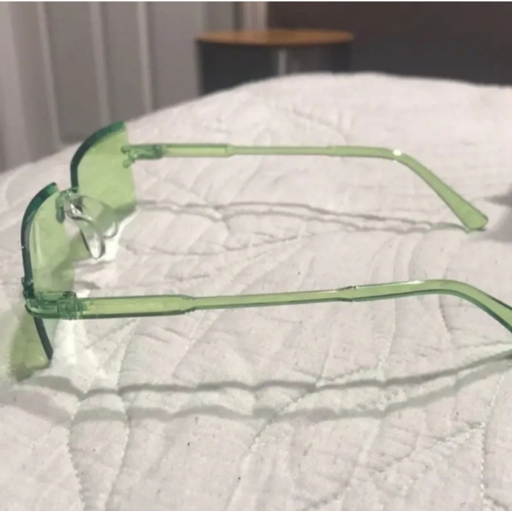 Stylish Green Rectangular Sunglasses - Picture 3 of 4